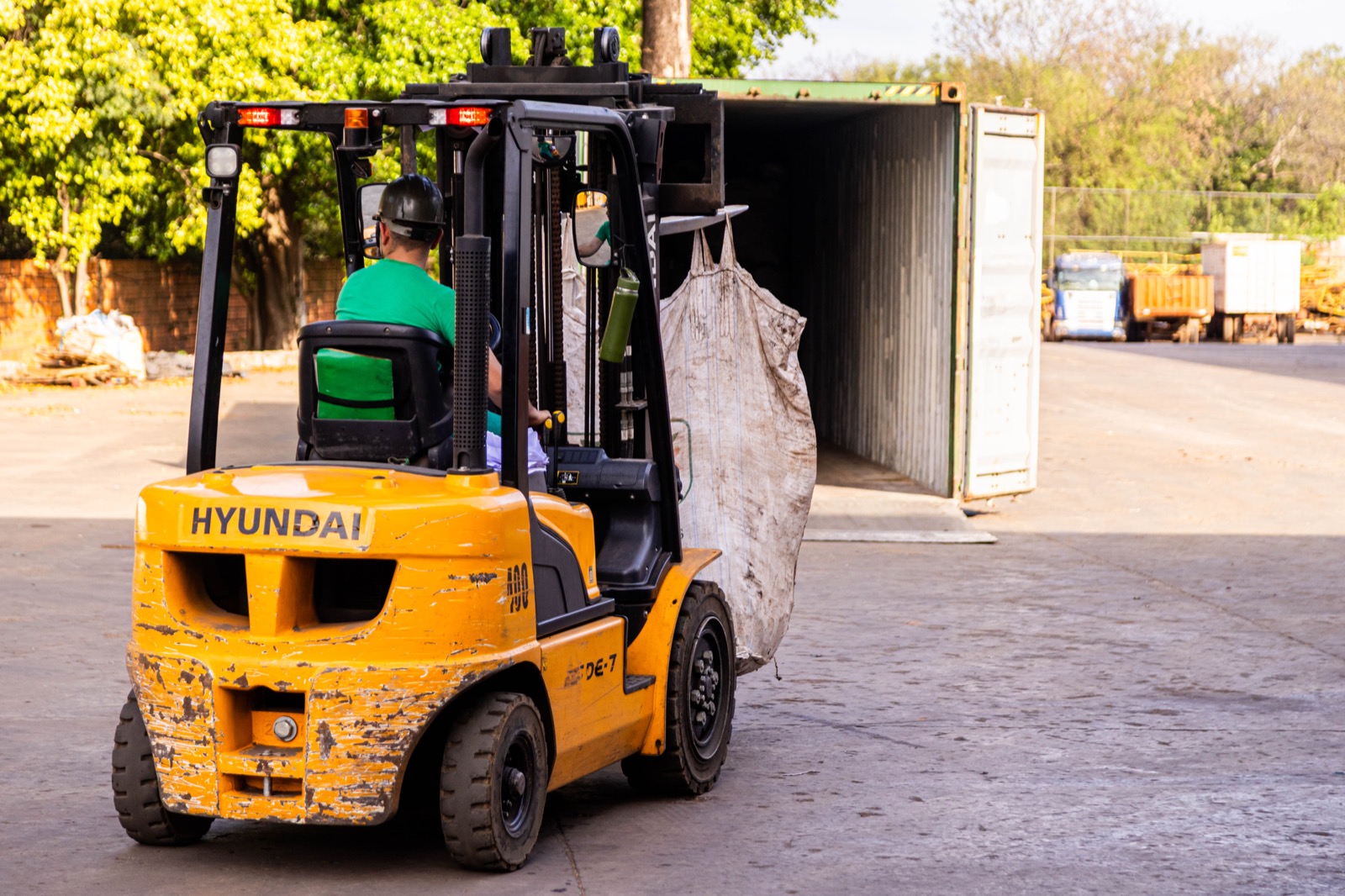 Montacargas junto a contenedor de exportacion en Brassur