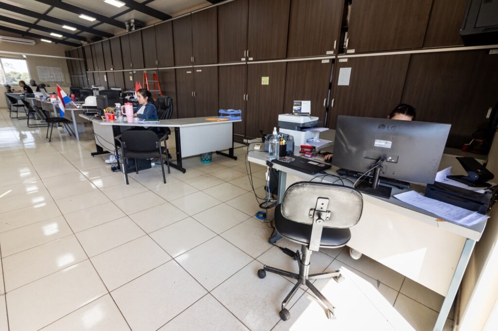 Equipo de Brassur trabajando en oficinas administrativas