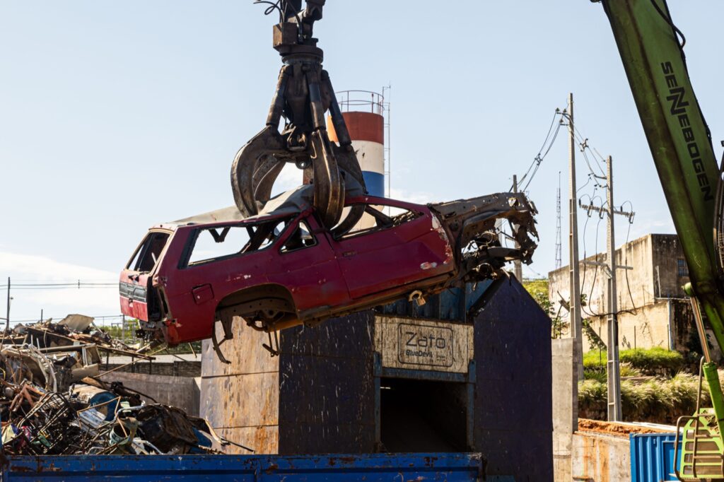 Grua industrial retirando un vehiculo para reciclaje