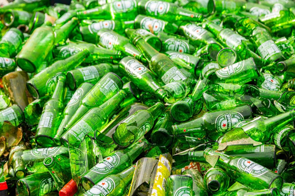 Botellas de vidrio verde acopiadas para reciclaje