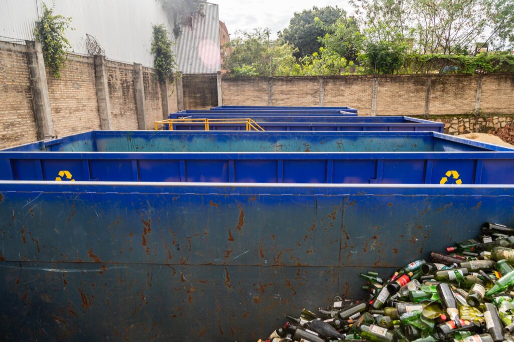 Contenedores de reciclaje vacios en la planta de Brassur