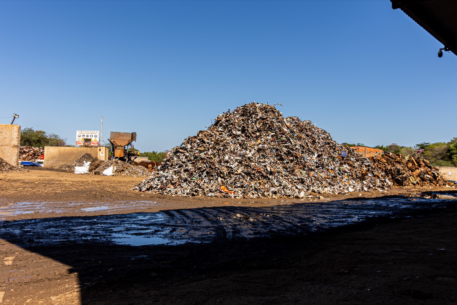 Acopio de chatarra metalica en la planta de Brassur