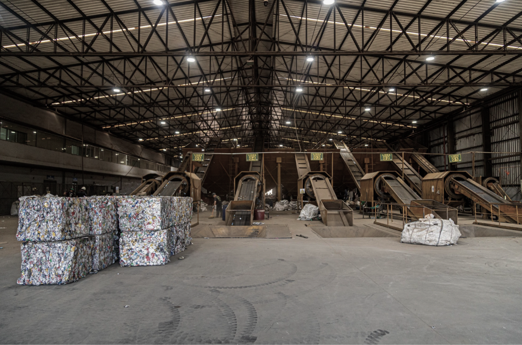 Interior de la planta de Brassur con estructura metalica y maquinaria de clasificacion