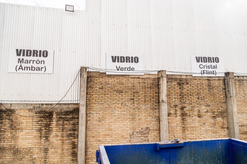 Contenedores de vidrio clasificados por color: ambar, verde y cristal