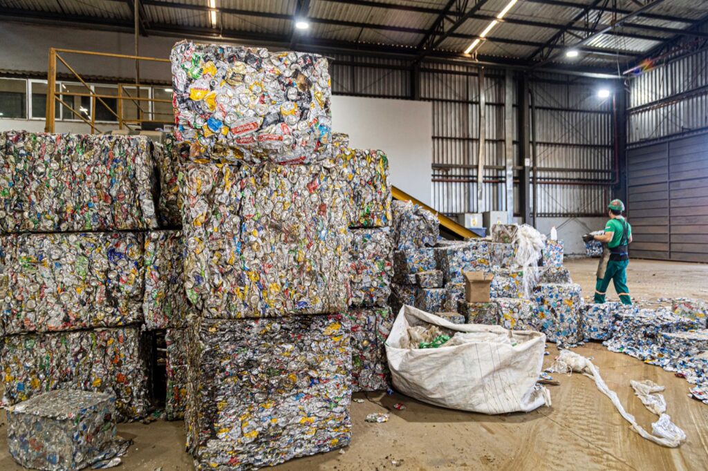 Fardos de latas de aluminio compactadas apilados en la planta de Brassur