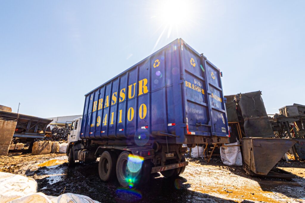 Camion contenedor Brassur llegando con material reciclable a la planta